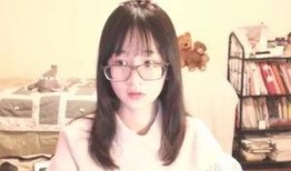 学生眼镜妹吃瓜,校园生活里的趣味瞬间