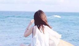 吃瓜美女背影图片